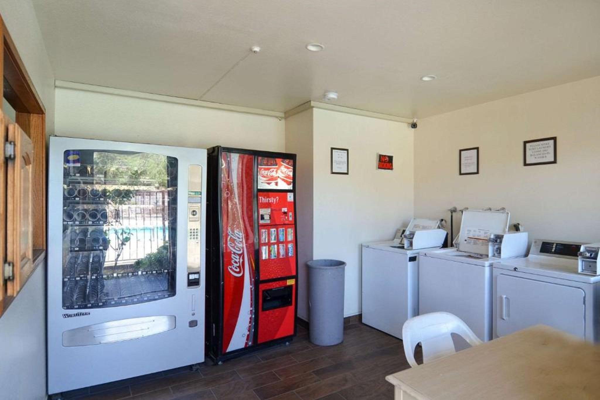 Beyond Stay Hotel Victorville Downtown Екстер'єр фото